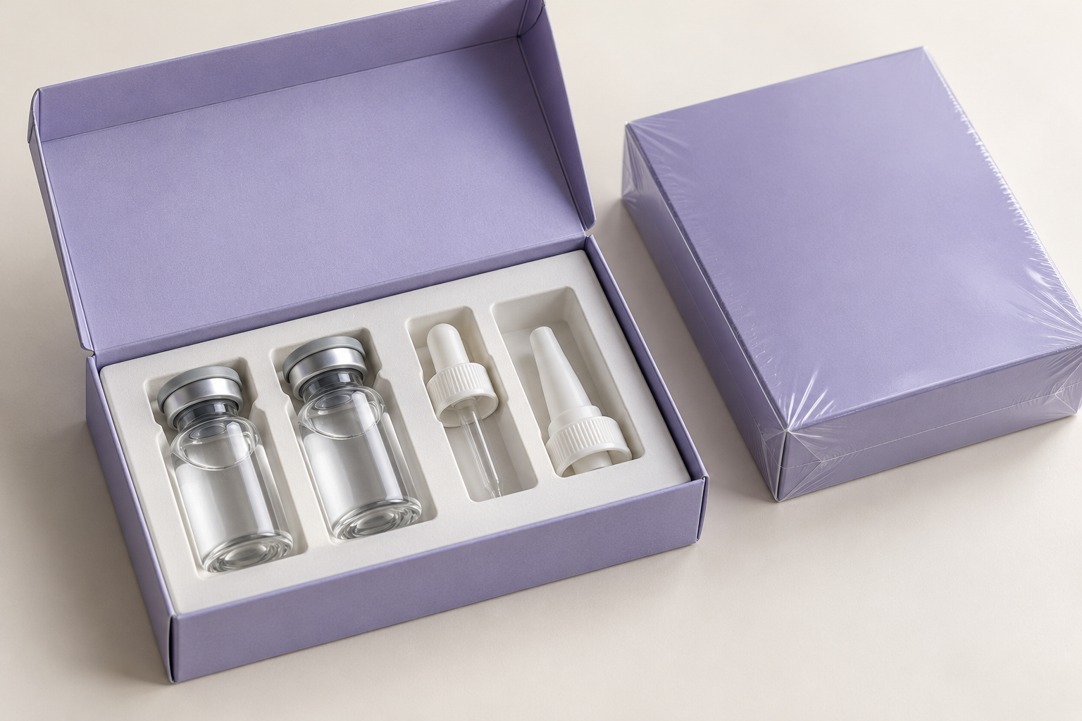 Concept del kit cosmetico con flaconi in vetro e accessori dosatori